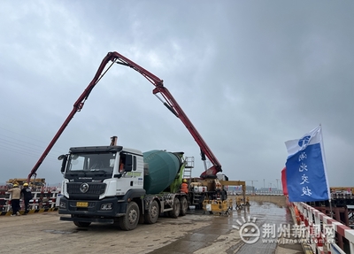 李埠长江公铁大桥项目南岸主塔施工启幕，混凝土切割精准推进