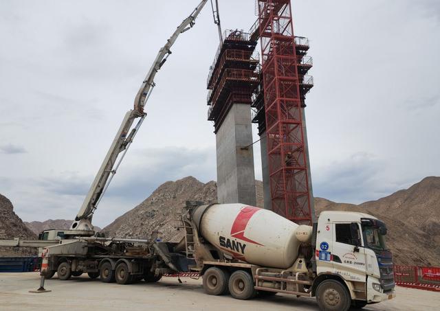 中国十七冶连霍高速什川黄河特大桥首座双肢实心墩柱顺利封顶，混凝土泵送技术再创佳绩